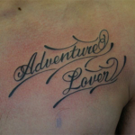 筆記体「Adventure Lover」