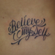 筆記体「Believe myself」のタトゥー