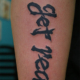 文字「get real」のタトゥー