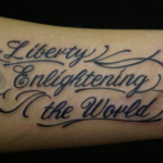 筆記体「Liberty Enlightening the World」のタトゥー