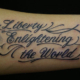 筆記体「Liberty Enlightening the World」のタトゥー