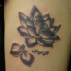 蓮の花と文字のタトゥー