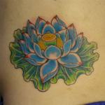 水色の蓮の花のタトゥー
