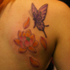 紫の蝶と蓮のタトゥー