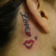 「Love」の文字とハートと唇のタトゥー