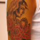 聖母マリアと薔薇の前側のタトゥー