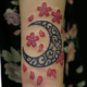 月と桜のカバーアップのタトゥー