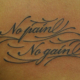 文字「No pain, No gain」のタトゥー