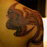 長い尾の鳳凰の前側のタトゥー