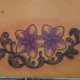 紫のプルメリアのタトゥー