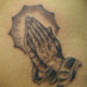 祈り手と光背のタトゥー