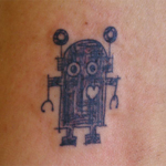 ロボットとハートのタトゥー