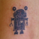 ロボットとハートのタトゥー