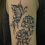 薔薇と蝶のトライバルのタトゥー