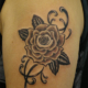 薔薇と飾りのタトゥー