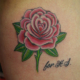ピンク色の薔薇と文字のタトゥー
