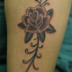 薔薇と縦長の飾りのタトゥー