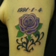 紫の薔薇と数字のタトゥー