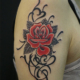 薔薇の花とハートのトライバルのタトゥー