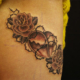 薔薇とハート左側のタトゥー