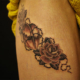 薔薇とハート右側のタトゥー