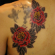深紅の薔薇のタトゥー