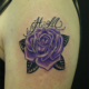 紫の薔薇とイニシャルのタトゥー