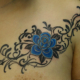 青い薔薇とツタのタトゥー