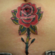 薔薇のカバーアップのタトゥー
