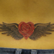 ハート形の薔薇と翼のタトゥー