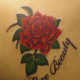 薔薇の花と文字のタトゥー