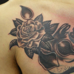 薔薇の花と花びらのカバーアップのタトゥー