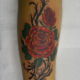 赤いバラとツタのタトゥー