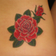赤色の薔薇の花のタトゥー