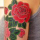 赤とピンクの薔薇の後ろ側のタトゥー