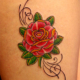 濃いピンクの薔薇のタトゥー