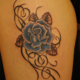 青色の薔薇のタトゥー