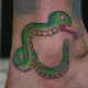 キッチュなヘビのタトゥー