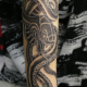 蛇のカバーアップのタトゥー