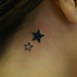 黒色とラインの星のタトゥー