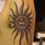 古代デザインの太陽のタトゥー