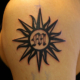 太陽のトライバルのタトゥー