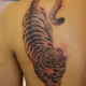 振り向く虎のタトゥー