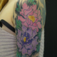 紫とピンクの牡丹のタトゥー