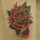 深い色合いの薔薇カバーアップのタトゥー