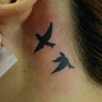 鳥のシルエットのタトゥー