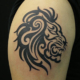 ライオンの顔のトライバルのタトゥー