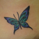 緑から紫グラデーションの蝶のタトゥー