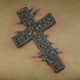 装飾した十字架のカバーアップのタトゥー