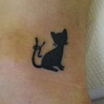 猫とイニシャルのタトゥー